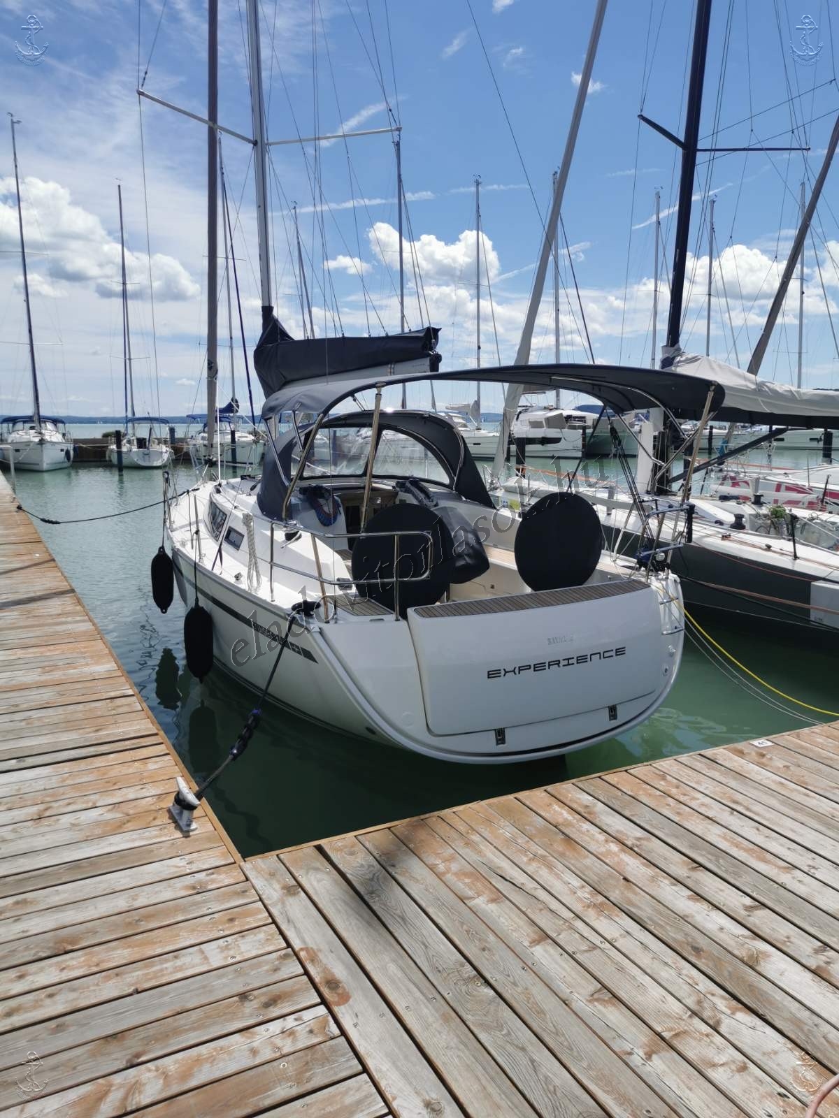 Eladó Bavaria 34 Cruiser vitorlás a Balatonon, kikötőhellyel együtt: https://eladovitorlasok.hu