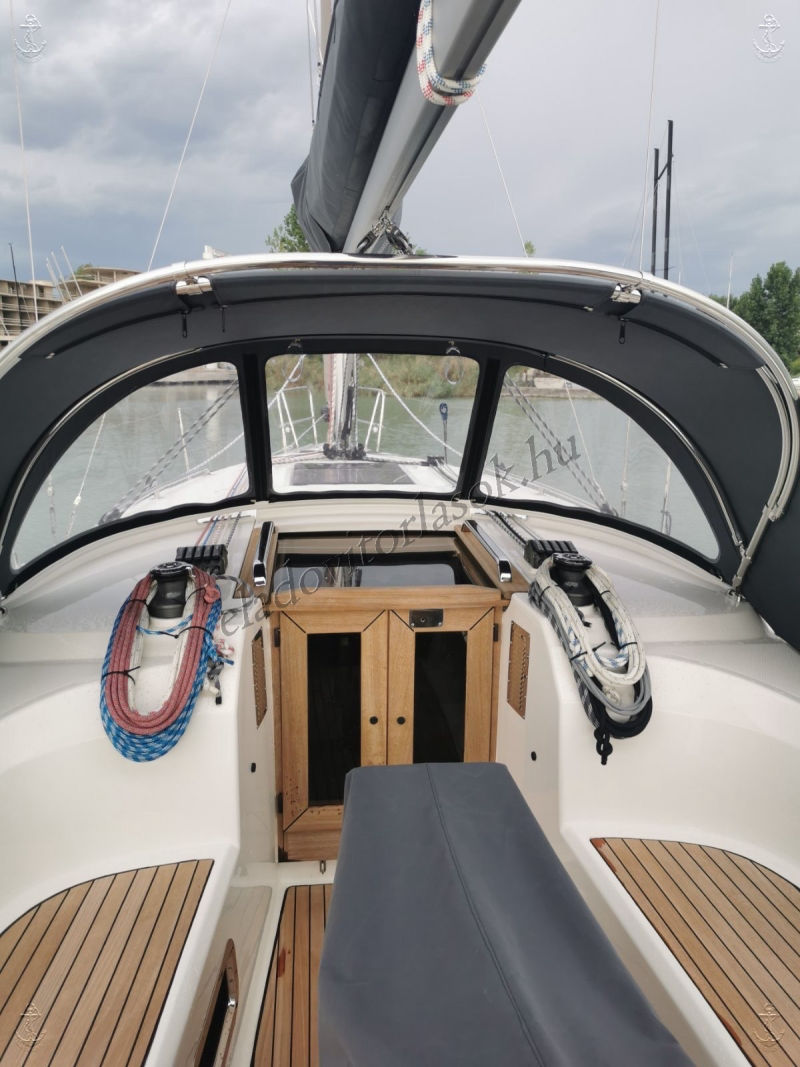Eladó Bavaria 34 Cruiser vitorlás a Balatonon, kikötőhellyel együtt: https://eladovitorlasok.hu