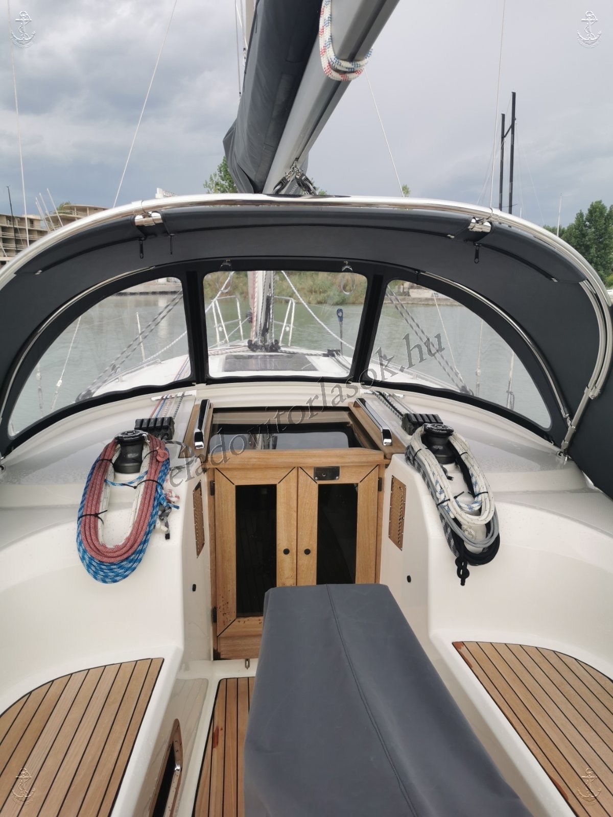 Eladó Bavaria 34 Cruiser vitorlás a Balatonon, kikötőhellyel együtt: https://eladovitorlasok.hu