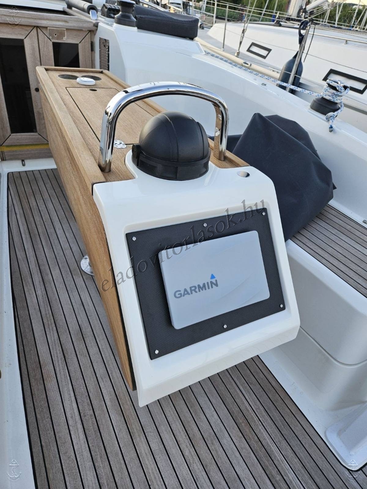 Eladó Bavaria 34 Cruiser vitorlás a Balatonon, kikötőhellyel együtt: https://eladovitorlasok.hu