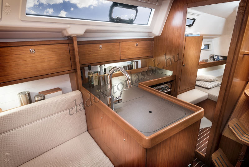 Eladó Bavaria 34 Cruiser vitorlás a Balatonon, kikötőhellyel együtt: https://eladovitorlasok.hu