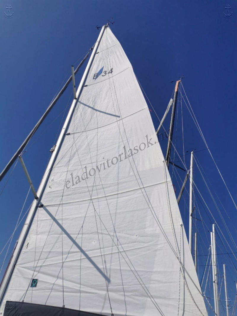 Eladó Bavaria 34 Cruiser vitorlás a Balatonon, kikötőhellyel együtt: https://eladovitorlasok.hu